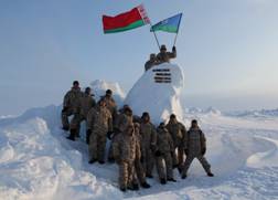 Белорусские десантники успешно завершили участие в гуманитарной поисково-спасательной операции на Северном полюсе