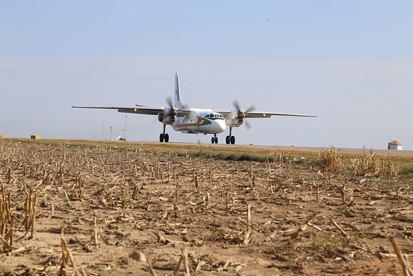 В рамках летно-тактического учения белорусские летчики впервые отработали посадку самолета Ан-26 на аэродромный участок дороги 