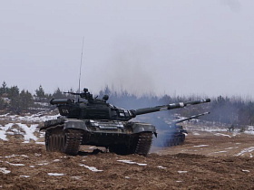 Танки Т-72Б в ходе выполнения упражнения контрольных стрельб.JPG