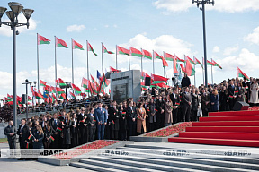 Торжественный ритуал чествования государственных символов на площади Государственного флага