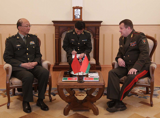Министр обороны Беларуси встретился с заместителем начальника Канцелярии международного военного сотрудничества Центрального Военного Совета КНР