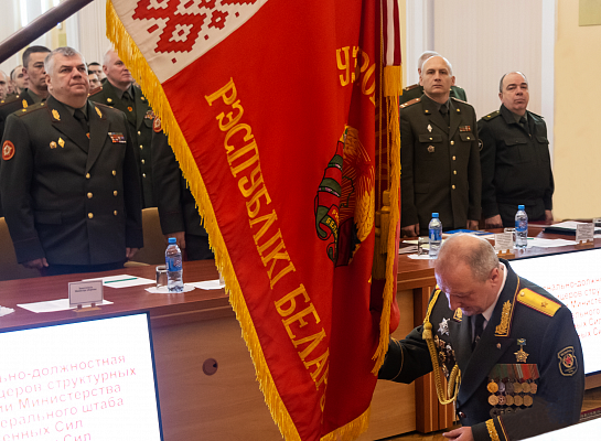 Генерал-майор Олег Белоконев простился со Знаменем Министерства обороны (Видео)