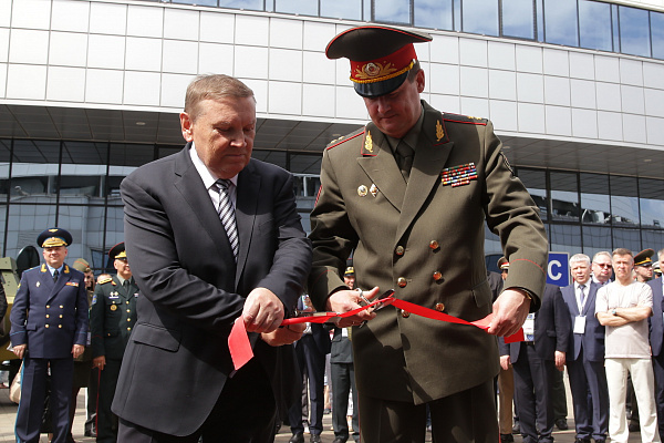 Министр обороны Беларуси принял участие в открытии 8-й Международной выставки вооружения и военной техники MILEX-2017
