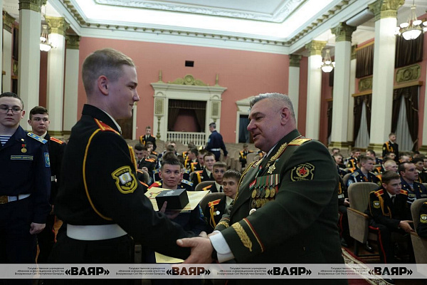 Награждение суворовцев, принявших участие в военном параде