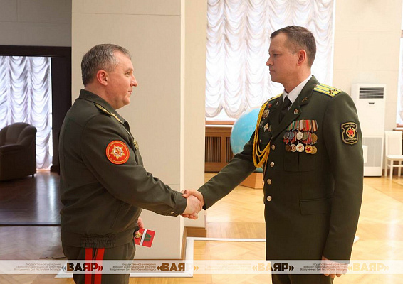 Министр обороны Беларуси вручил погоны полковника и государственные награды военнослужащим Вооружённых Сил Министр обороны Беларуси вручил погоны полковника и государственные награды военнослужащим Вооружённых Сил