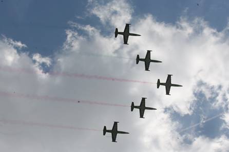 Военные летчики продолжают подготовку к параду 