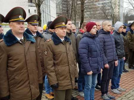 Началась отправка в войска граждан, призванных на срочную военную службу