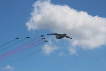 Военные летчики продолжают подготовку к параду