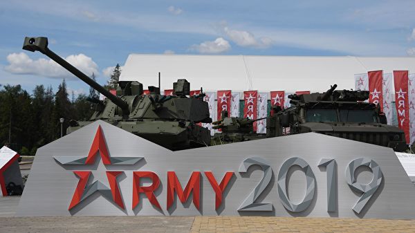Военно-технический форум в Кубинке продолжает работу.