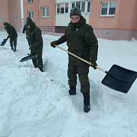Фотофакт: военнослужащие ликвидируют последствия непогоды 