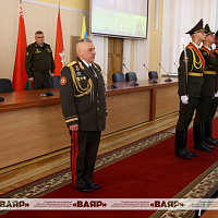 Генерал-майор Александр Науменко простился со Знаменем Министерства обороны