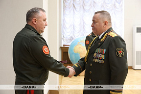 Министр обороны Беларуси генерал-лейтенант Виктор Хренин вручил госнаграды и погоны полковника
