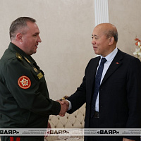Министр обороны Беларуси провел встречу с Чрезвычайным и Полномочным Послом Китайской Народной Республики в Республике Беларусь