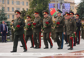 Руководители силовых ведомств, а также члены военной коллегии Министерства обороны возложили цветы к монументу Победы