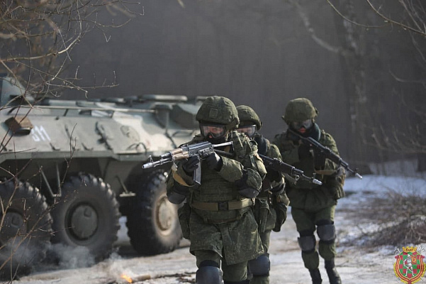 Плечом к плечу