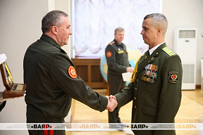 Министр обороны Беларуси вручил погоны полковника военнослужащим Вооружённых Сил