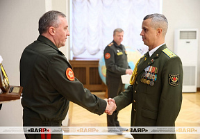 Министр обороны Беларуси вручил погоны полковника военнослужащим Вооружённых Сил