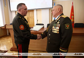 Генерал-майор Александр Науменко простился со Знаменем Министерства обороны