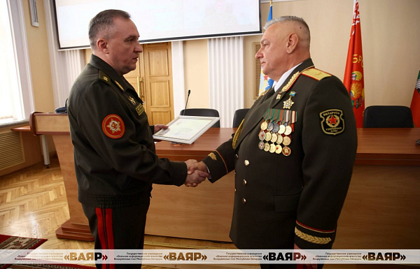 Генерал-майор Александр Науменко простился со Знаменем Министерства обороны