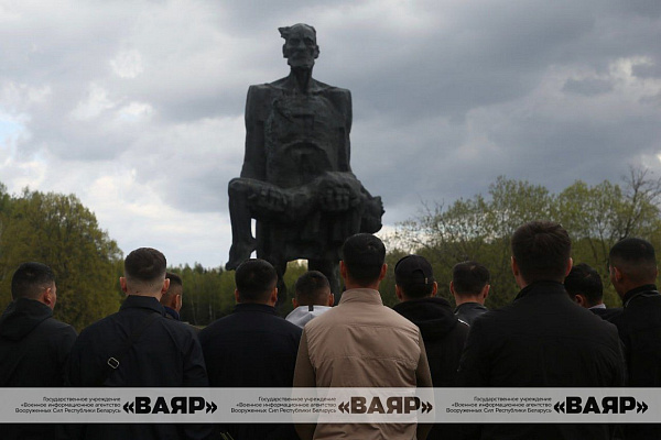 Почтили память жертв немецко-фашистских захватчиков в мемориальном комплексе «Хатынь»