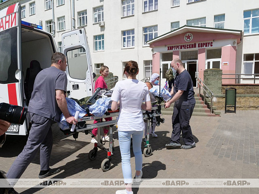 Сегодня в 432 ГВКМЦ военные медики доставили одного из пострадавших в Брянской области