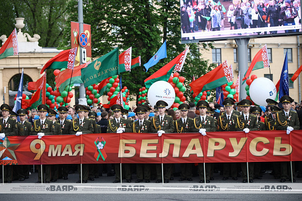 Церемония возложения венков и цветов к монументу Победы