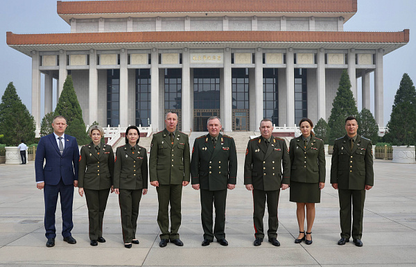 Belarusian Military Delegation Visits the Mao Zedong Memorial Hall in Beijing