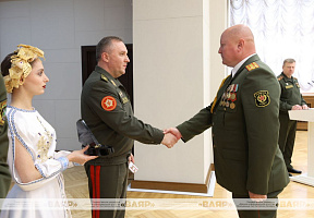 Міністр абароны Беларусі ўручыў пагоны палкоўніка, а таксама дзяржаўныя ўзнагароды ваеннаслужачым Узброеных Сіл