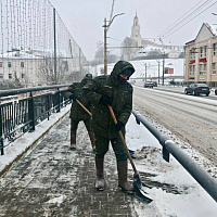 Фотофакт: военнослужащие ликвидируют последствия непогоды 