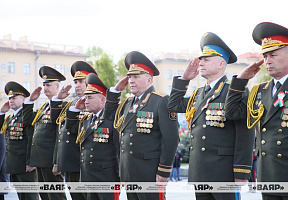 Министр обороны Беларуси и руководство военного ведомства приняли участие в акции «Беларусь помнит»