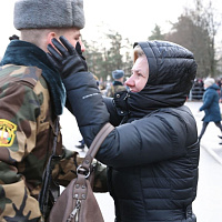 Военнослужащие нового пополнения принимают присягу