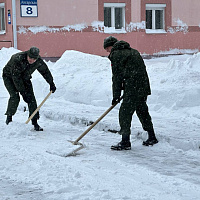 Фотофакт: военнослужащие ликвидируют последствия непогоды 