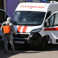 Военные химики помогли больнице Борисова в дезинфекции медицинских автомобилей