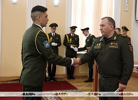 Министр обороны Беларуси вручил погоны военнослужащим Вооружённых Сил