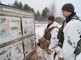 У стенда с Белорусской военной газетой (4).JPG