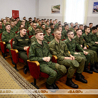 Міністр абароны ў Дзень ведаў правёў урок міру для курсантаў ваеннага факультэта ў Гродне