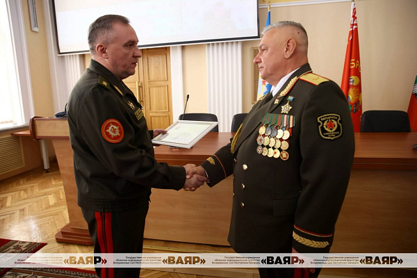 Генерал-майор Александр Науменко простился со Знаменем Министерства обороны