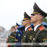 Церемония возложения венков и цветов к монументу Победы