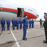 Военные летчики доставили гуманитарный груз из Китая (видео)