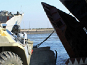 Белорусские десантники погрузились на БДК