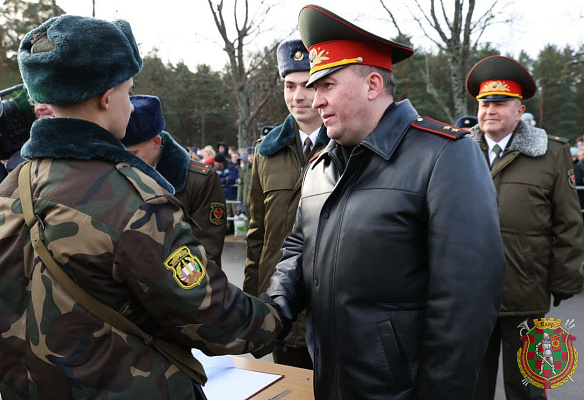 Военнослужащие нового пополнения принимают присягу