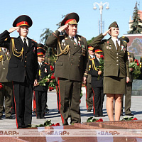 Члены коллегии военного ведомства возложили цветы к Вечному огню на площади Победы в Минске