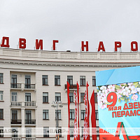 Церемония возложения венков и цветов к монументу Победы
