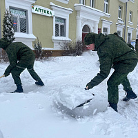 Фотофакт: военнослужащие ликвидируют последствия непогоды 