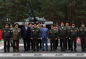 Накануне Дня танкистов Министр обороны Беларуси передал Вилейке музейный экспонат военной техники — танк Т-72А 