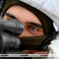 Военнослужащие одного из механизированных соединений выполняют нормативы по огневой подготовке
