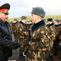 Военнослужащие нового пополнения принимают присягу