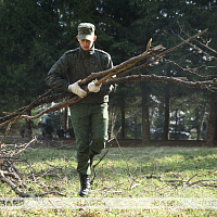Военнослужащие Вооружённых Сил принимают участие в республиканском субботнике 