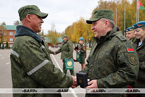 Завершился сбор с военнообязанными-аграриями: Министр обороны Беларуси наградил участников сбора