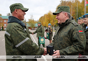Завершился сбор с военнообязанными-аграриями: Министр обороны Беларуси наградил участников сбора